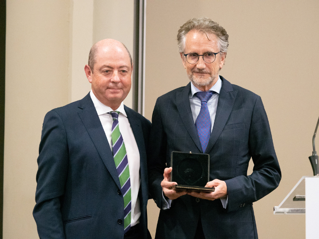 José Ramón Torralbo recibiendo la Medalla de la SNE 2019