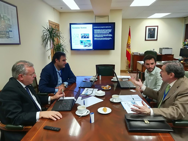 hombres debatiendo en una reunión