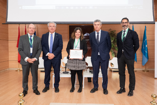 Amparo Soler posando en la entrega de su Diploma de la SNE 2020